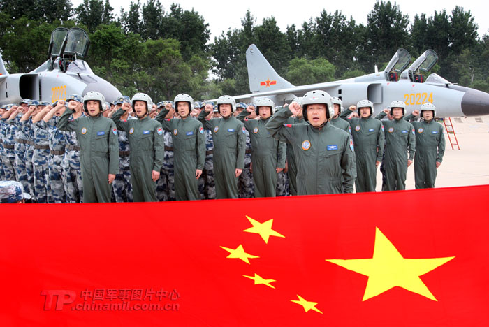 7月27日,参加中俄联演的空军战斗群官兵出征前在国旗前集体宣誓
